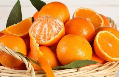 апельсини в корзині